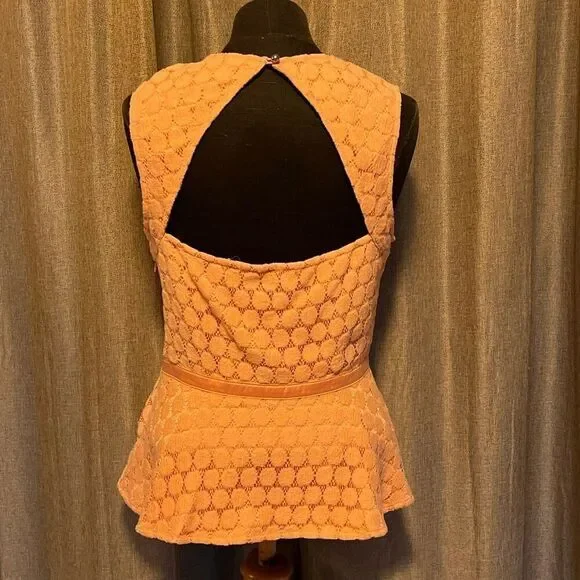 Forever 21 Women's Peach Open Back Sleeveless Lined Lace Peplum Blouse - Picture 3 of 7